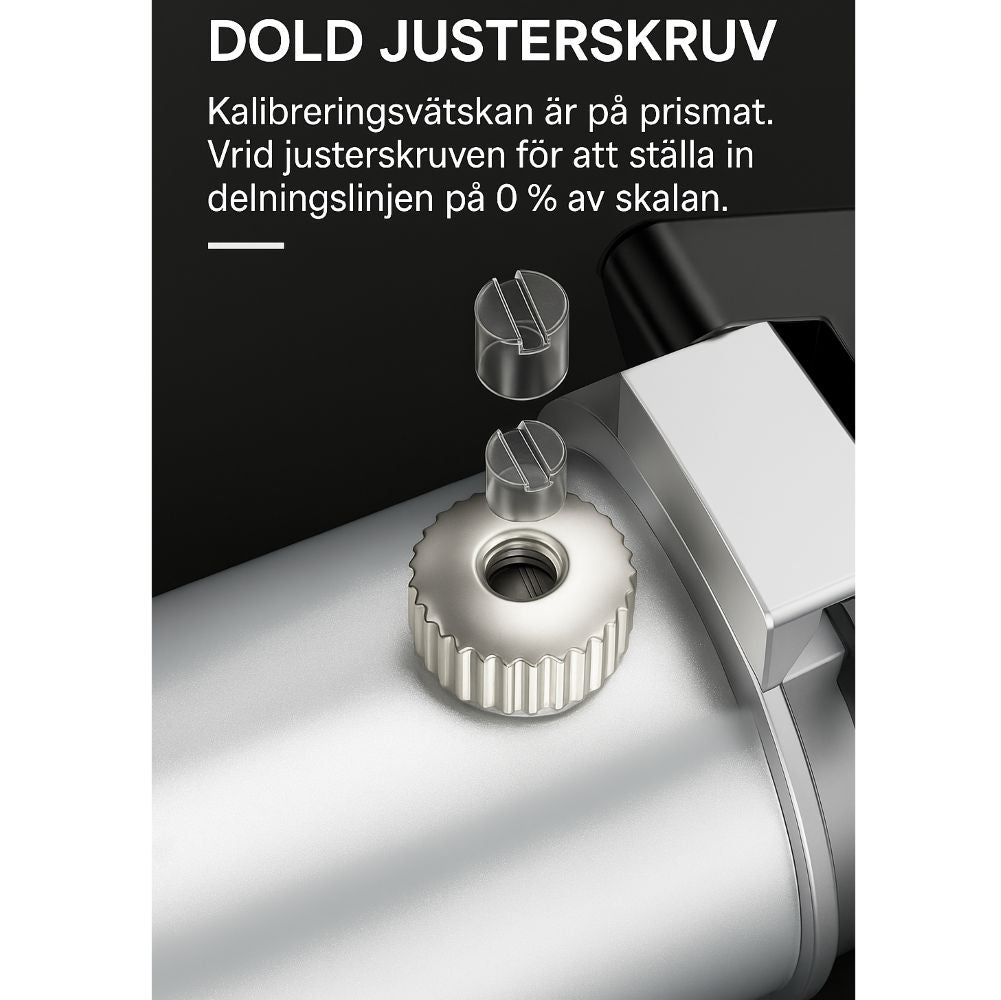 Närbild av en dold justerskruv på en refraktometer med svensk instruktion om hur man ställer in delningslinjen till 0 % av skalan vid kalibrering.