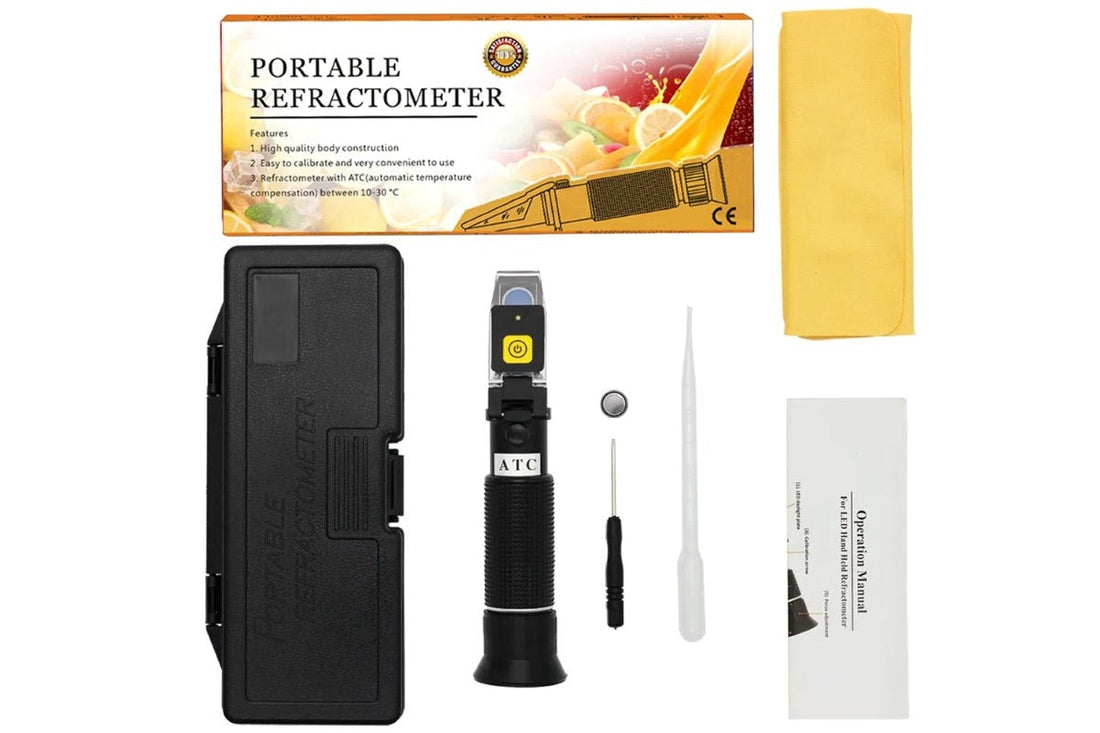 Optisk refraktometer med LED och ATC, med fodral, pipett, skruvmejsel, batteri, rengöringstrasa och manual.