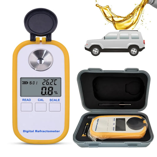 Digital refraktometer för fordon, visande display med mätvärden för glykol, batterivätska och spolarvätska. Instrumentet ligger bredvid sin förvaringslåda med tillbehör, medan en bilikon och gul vätska symboliserar motorvätskor.